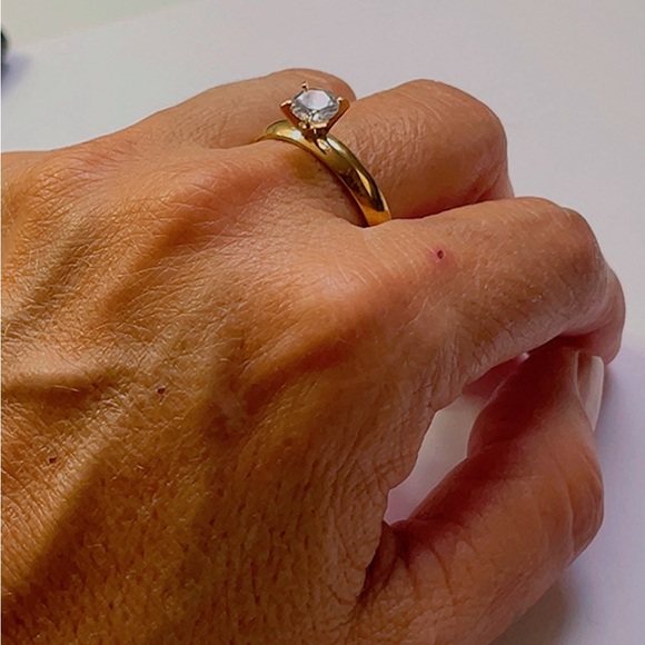 NWT Women's Stainless Steel Zircon Ring with Stone Size 11 - Picture 8 of 17